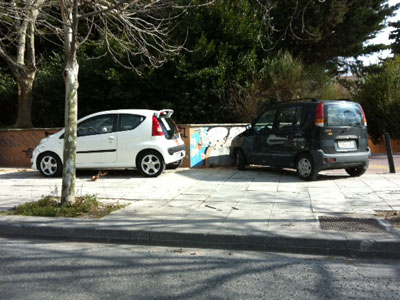 (N)έος οδηγός παρκάρει πάνω στο πεζοδρόμιο